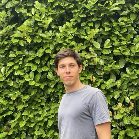 Augustin Ménager, fondateur de PuriBat, devant une haie